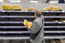 Des étagères vides dans un supermarché à Quarto, près de Naples (Italie), en raison des blocages de routiers.