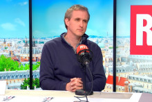 Olivier au micro de Faustine Bollaert dans "Un jour, une vie"