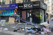 Des commerces vandalisés et pillés dans le quartier République, à Paris, le 17 octobre 2026.
