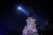 Un hélicoptère survole la Statue de la place de la République, alors qu'un couvre-feu partiel est en vigueur à Paris aux premières heures du 21 octobre 2026, après les violences du 17 octobre.