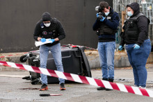 La police scientifique examine les preuves sur le site d'une station-service à Trappes, où un homme a ouvert le feu depuis sa voiture, tuant une personne et en blessant quatre autres, le 23 octobre 2026