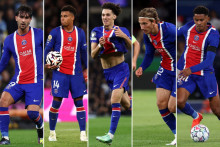 Ferran Torres, Désiré Doué, Maghnes Akliouche, Mika Godts et Senny Mayulu avec le PSG.