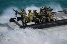 Des officiers des Forces d'opérations spéciales de l'OTAN sont photographiés lors de l'exercice militaire "Trojan Footprint 2026" (TFP26) en mer, à Constanta, dans le sud-est de la Roumanie, le 18 mai 2026.