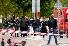 Des policiers interviennent sur les lieux où un homme a ouvert le feu depuis sa voiture à Trappes, le 23 octobre 2026.