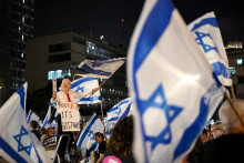 Un manifestant portant un masque représentant le Premier ministre israélien Benjamin Netanyahu lors d'une manifestation antigouvernementale à Tel Aviv le 24 octobre 2026.
