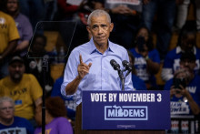 L'ancien président américain Barack Obama prend la parole lors d'un rassemblement de campagne pour les élections de mi-mandat, à Détroit, dans le Michigan, le 24 octobre 2026.
