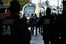 Des CRS effectuent des contrôles sur les quais de la gare d'Orléans, le 25 octobre 2026.