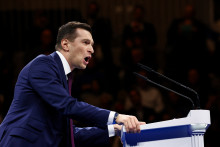 Jordan Bardella, président du parti français d’extrême droite Rassemblement National (RN), prend la parole lors du meeting de lancement de la campagne présidentielle de Marine Le Pen, à Orléans le 25 octobre 2026.