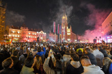 Les habitants de Novi Sad, ville du nord de la Serbie, font la fête dans les rues après que le mouvement étudiant a proclamé la victoire de sa liste de candidats aux élections législatives anticipées, aux premières heures du 26 octobre 2026.