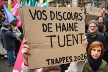 La pancarte d'une manifestante lors de la contre-manifestation pendant le congrès du RN à Orléans le 24 octobre 2026.