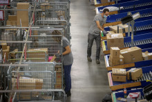 Des colis sont triés au centre de distribution de la poste belge bpost à Fleurus, le 24 novembre 2020.