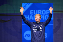 Félix Lebrun célèbre sa victoire en simple messieurs des Championnats d'Europe individuels de tennis de table