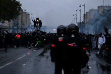 Des manifestants font face aux brigades BRAV de la police près de la Porte de Vincennes lors d'une manifestation en faveur du pouvoir d'achat, de la protection des services publics et de la justice fiscale et sociale, à Paris, le 24 octobre 2026.
