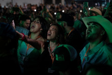 Le public chante en chœur lors d'un meeting électoral commun aux candidats démocrates à Weslaco, au Texas, le 25 octobre 2026, en vue des élections de mi-mandat du 3 novembre.