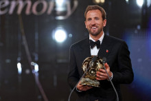 L'Anglais Harry Kane avec son Ballon d'or au London Palladium, le 26 octobre 2026.