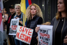 Des membres de la diaspora ukrainienne manifestent avec des pancartes devant l'ambassade des États-Unis à Varsovie le 6 octobre 2026, pour la libération d'Oleshky, une ville ukrainienne assiégée par les Russes.