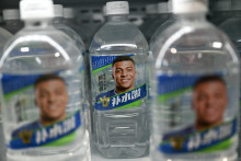 Des bouteilles de la boisson électrolytique Bushuila du groupe Dongpeng Beverage à l'effigie de Kylian Mbappé