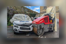 Un véhicule de la police municipale accidenté par un engin de chantier volé par des émeutiers, le 17 octobre 2026 à Caen.