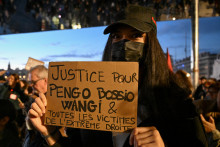 Une femme tient une pancarte sur laquelle on peut lire « Justice pour Pengo Bossio Wangi et toutes les victimes de l'extrême droite » lors d'un hommage rendu aux victimes des attentats de Trappes, à Marseille, le 26 octobre,
