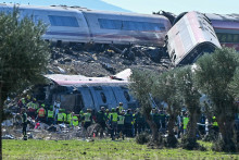 Les services d'urgence interviennent sur le lieu d'une collision ferroviaire entre un TGV Renfe AVE et un train Iryo, à environ 150 km au sud de Madrid, entre Urda et Los Yebenes, dans la province de Tolède, le 28 octobre 2026.