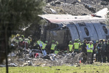 Des secouristes autour d'un wagon accidenté dans la collision de deux trains près de Tolède, le 28 octobre 2026 en Espagne.