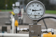 un manomètre sur des conduites de gaz dans une station de compression de GRTgaz, à Morelmaison