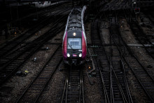 Un RER circulant des voies (illustration)
