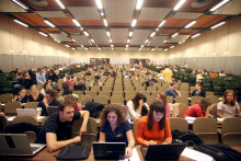 Des étudiants de l'Université de Nanterre devant leur ordinateur (Illustration).