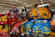 Des bonbons dans un supermarché pour Halloween (illustration)