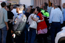 Des proches de victimes de l'accident de train qui s'est produit en Espagne le 28 octobre 2026