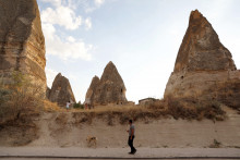 Des touristes visitent le parc national historique de Göreme, à l'est de Nevesehir (Néapolis), dans la province du même nom, en Cappadoce (Kapadokya), région historique du centre de la Turquie, le 23 août 2022.