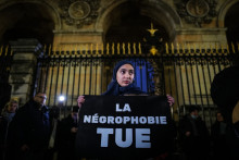 Un manifestant lors d'un rassemblement en hommage aux victimes de la fusillade raciste du 23 octobre qui a fait un mort et cinq blessés à Trappes et La Verrière, le 26 octobre 2026.