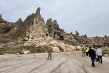 Cette photo, diffusée le 29 octobre 2026, montre des soldats turcs et des équipes de secours à la recherche de victimes sur le site d'un glissement de terrain provoqué par de fortes pluies dans le district de Nevşehir, en Cappadoce.