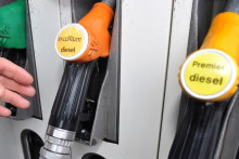 Un automobiliste s'apprête à faire le plein de carburant de son véhicule. (Illustration)
