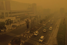 Une vue de l'épais brouillard toxique causé par les feux de forêt qui recouvre la ville de Palangkaraya, en Indonésie, le 15 octobre 2026.