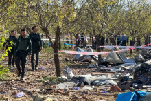 Des enquêteurs sur le lieu d'un accident ferroviaire impliquant deux trains à grande vitesse en Espagne,  au sud de Madrid, entre Urda et Los Yebenes, le 28 octobre 2026.