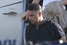 Flavio Bolsonaro descend d'un avion à son arrivée à l'aéroport Opa Locka Executive de Miami, en Floride, le 28 octobre 2026.