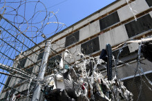 Une photo prise le 4 juillet 2018 montre des déchets suspendus à des barbelés dans la cour du centre pénitentiaire de Grenoble-Varces, à Varces-Allières-et-Risset.