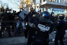 Des policiers en marge de heurts après la manifestation à Paris, le 31 octobre 2026 à la porte de Charenton.