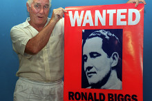 Ronald Biggs tenant une affiche indiquant qu'il était recherché par la police, le 21 janvier 1994