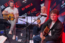 Maisie Peters & Waxx dans Foudre