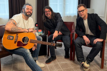 Waxx, Dave Grohl & Nate Mendel des Foo Fighters