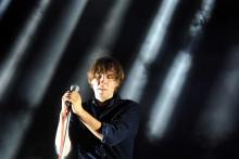 Thomas Mars de Phoenix sur la scène des Vieilles Charrues en 2013
