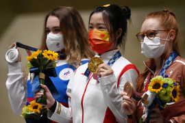 La Chinoise Yang Qian, première médaillée d'or de ces Jeux de Tokyo, entourée par la Russe Anastasiia Galashina et la Suissesse Nina Christen, le 24 juillet 2021