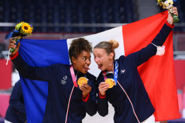 Les handballeuses Estelle Nze Minko et Amandine Leynaud à Tokyo le 8 août 2021