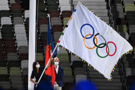 La maire de Paris Anne Hidalgo avec le drapeau olympique à Tokyo le 8 août 2021