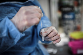 Un professionnel de santé procède à un test de dépistage Covid-19