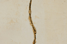 Une fissure dans un mur (illustration).