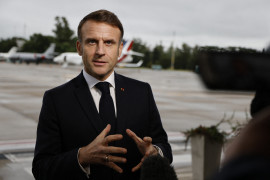 Le président français Emmanuel Macron s'entretient avec les médias français à Buenos Aires le 17 novembre 2024, avant de se rendre à Rio de Janeiro pour assister au sommet du G20.