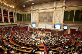 Le Premier ministre français Michel Barnier (au centre) assiste à une séance de questions au gouvernement à l'Assemblée nationale à Paris le 26 novembre 2024.